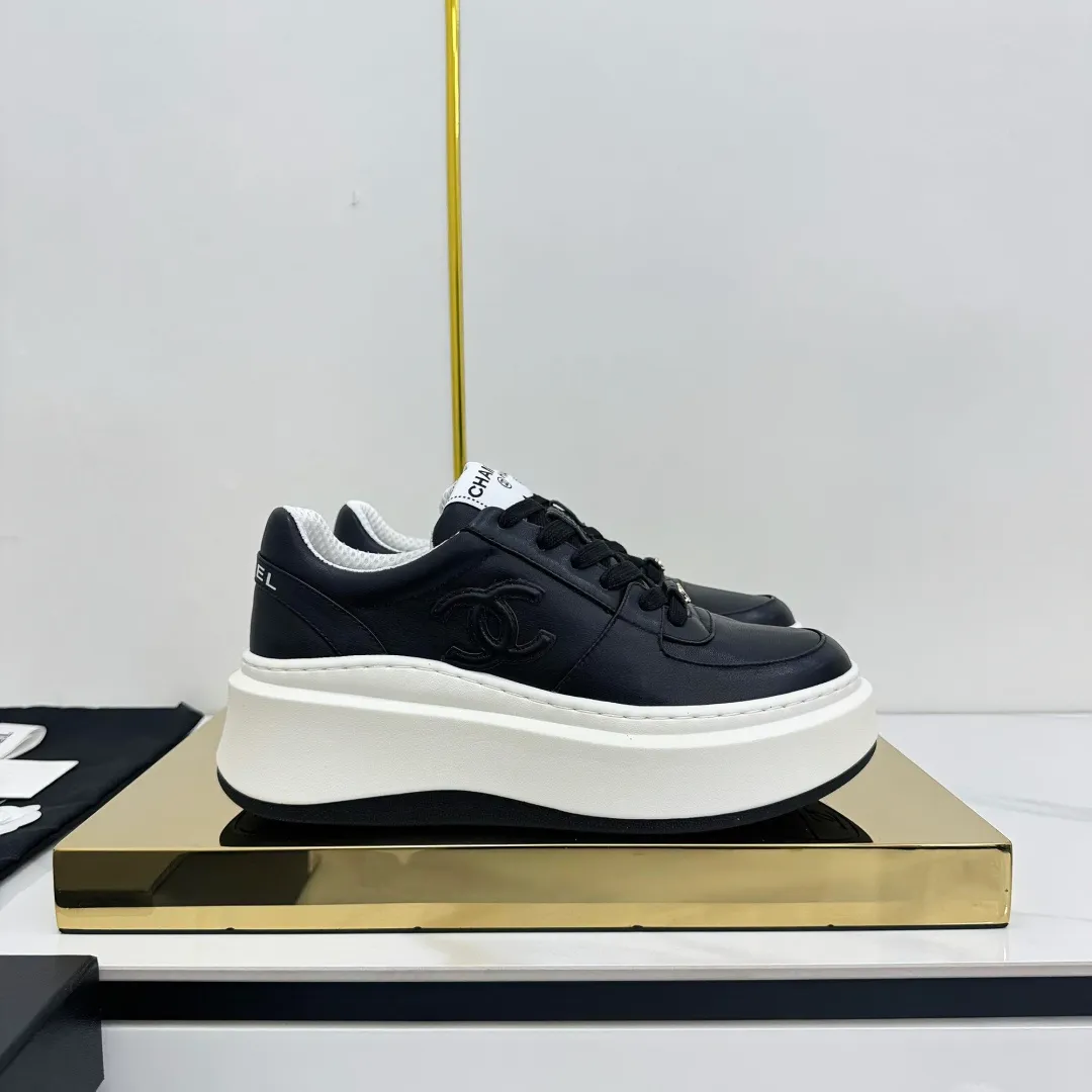 👟👟Ex-factory price 600👟👟 Upgraded version, upgraded version, upgraded version! No rebuttal accepted! ! ! ! Chanel Chanel panda shoes! 2025 counter's top casual sports shoes. This classic design; the upper is electro-embroidered with a variety of techniques; the outsole is fashionable and sporty; the unusual inclusion of a variety of color matching elements... The diversified mix and match is very good-looking and versatile, and can be used for leisure, fashion, sports, and outdoor... ꫛꫀꪝ Go➫ Materials: ❶Upper made of: original imported first-layer silk cowhide + original waterproof cloth + original first-layer cowhide ❷Inner lining: Original Yangli+Net ❸Outsole based on: Original TPU combination outsole Counter boutique packaging complete set for women 35–41 👉 👉 👉 👉 👉